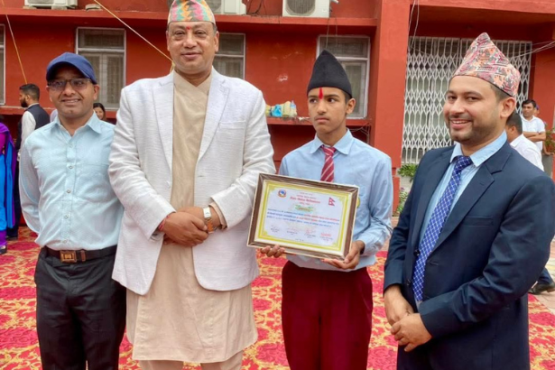 Slider Image: गणतन्त्र दिवसको अवसरमा आयोजित निबन्ध प्रतियोगिताका विजेता विद्यार्थीहरुलाई पुरस्कार वितरण कार्यक्रम ।