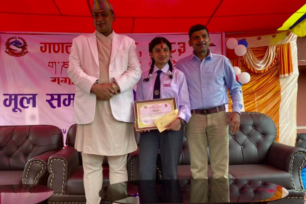 Slider Image: गणतन्त्र दिवसको अवसरमा आयोजित निबन्ध प्रतियोगिताका विजेता विद्यार्थीहरुलाई पुरस्कार वितरण कार्यक्रम ।